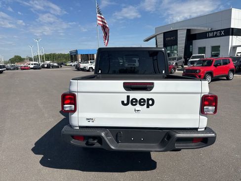 Used 2025 Jeep Gladiator Sport AWD/4WD image 4