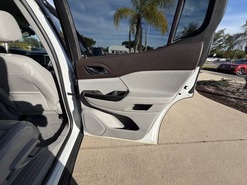 Used 2017 GMC Acadia SLT image 30