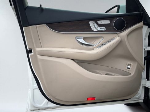 Used 2022 Mercedes-Benz GLC 300 4MATIC w/ Premium Package Lite image 10