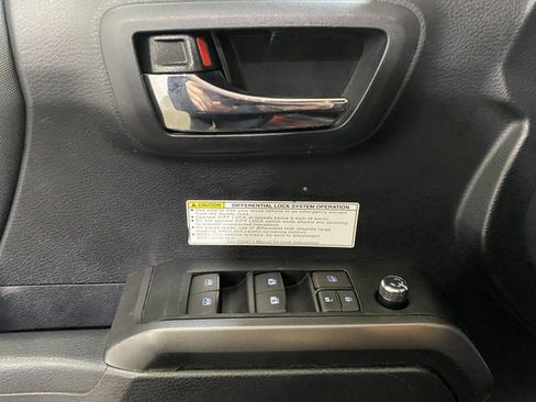 Certified 2018 Toyota Tacoma TRD Off-Road image 12