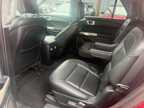 Used 2020 Ford Explorer XLT w/ Equipment Group 202A AWD/4WD image 17