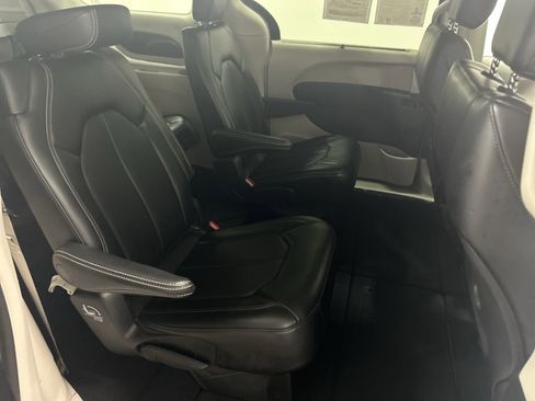 Used 2024 Chrysler Pacifica Touring-L image 31