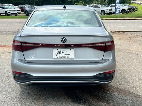 Used 2025 Volkswagen Jetta SE FWD image 3
