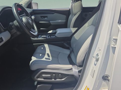 Certified 2025 Honda Pilot Touring image 9