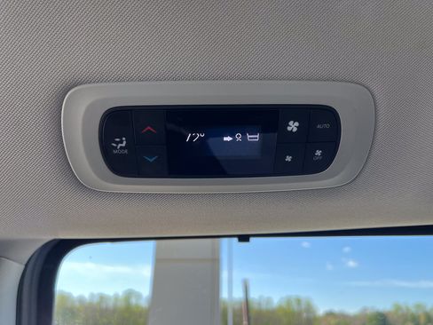 Used 2024 Chrysler Pacifica Touring-L FWD image 33