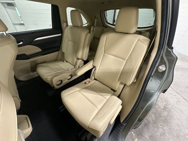 Used 2018 Toyota Highlander XLE FWD image 15