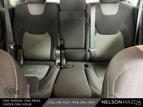 Used 2017 Jeep Cherokee Sport FWD image 28