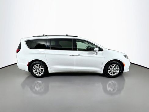 Used 2022 Chrysler Pacifica Touring-L w/ Uconnect Theater Family Group FWD image 6