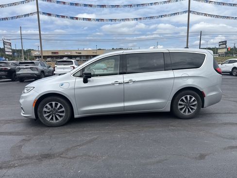 Used 2024 Chrysler Pacifica Limited FWD image 7