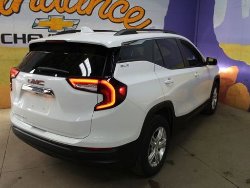 Used 2024 GMC Terrain SLE w/ Driver Convenience Package FWD image 8