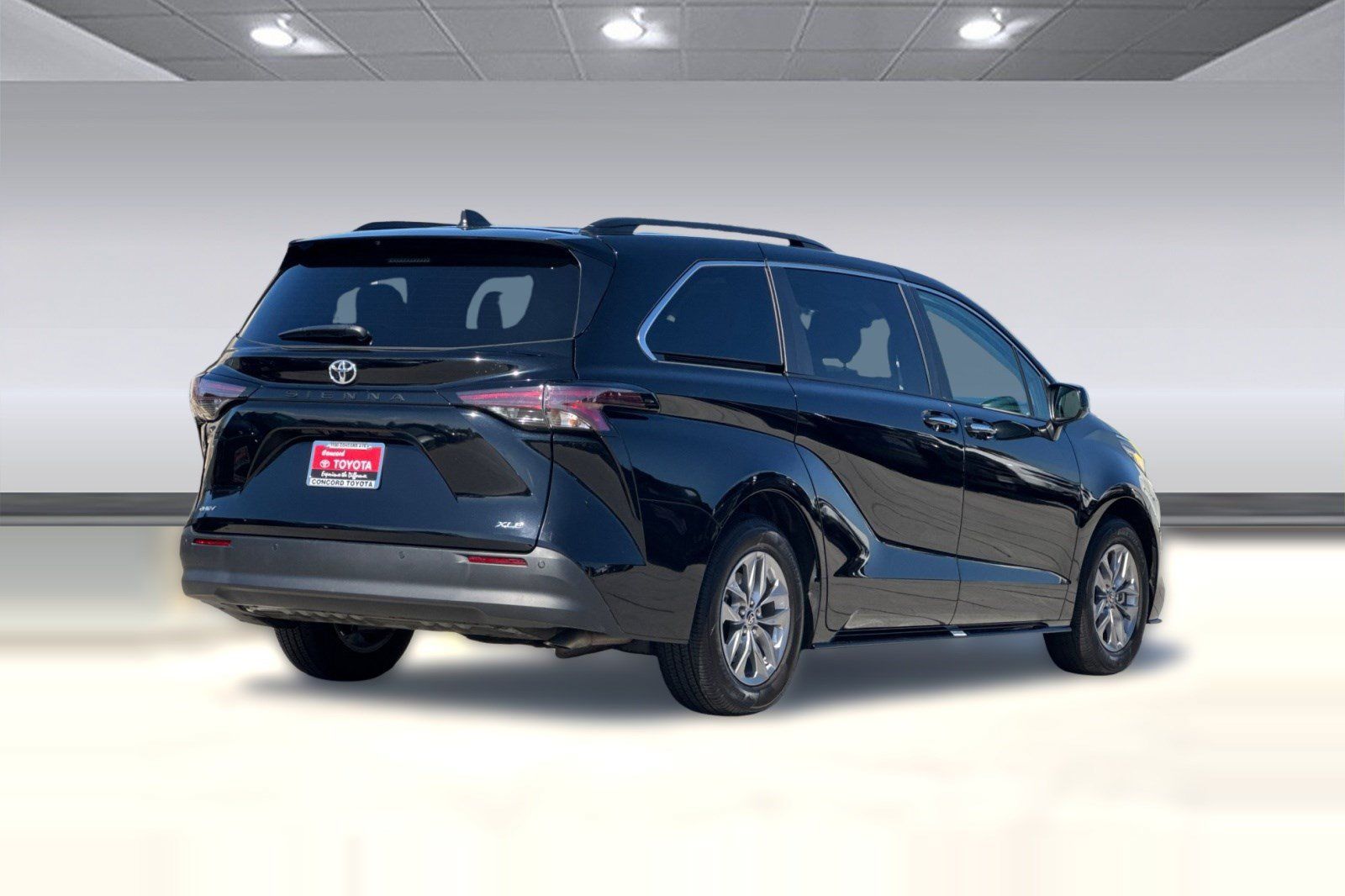 Used 2026 Toyota Sienna XLE FWD image 9