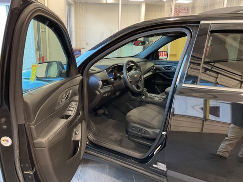 Used 2023 Chevrolet Traverse LT image 15
