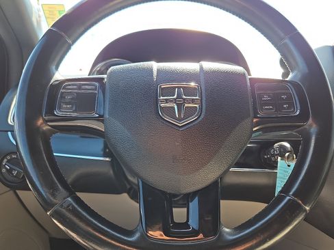 Used 2019 Dodge Grand Caravan SXT image 12