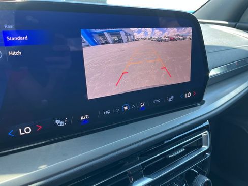 Used 2025 Chevrolet Traverse LT FWD image 18