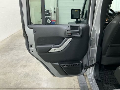 Used 2016 Jeep Wrangler Unlimited Rubicon w/ Connectivity Group image 21