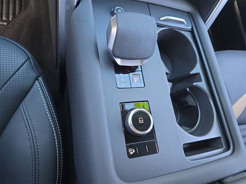 Certified 2025 Land Rover Discovery Metropolitan Edition image 27