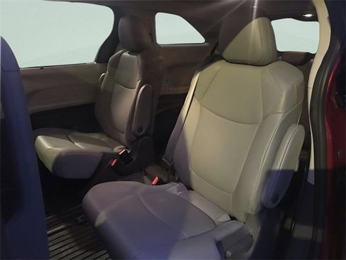 Used 2021 Toyota Sienna XLE image 10