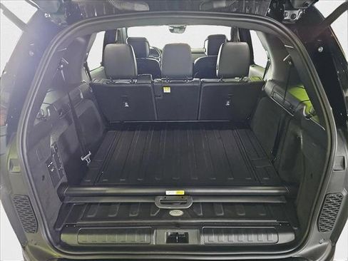 New 2024 Land Rover Discovery Dynamic SE image 12