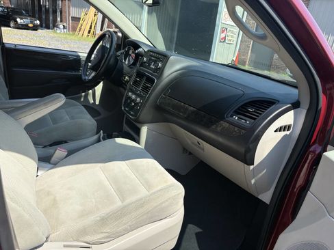 Used 2014 Dodge Grand Caravan SXT w/ UConnect Hands-Free Group image 12