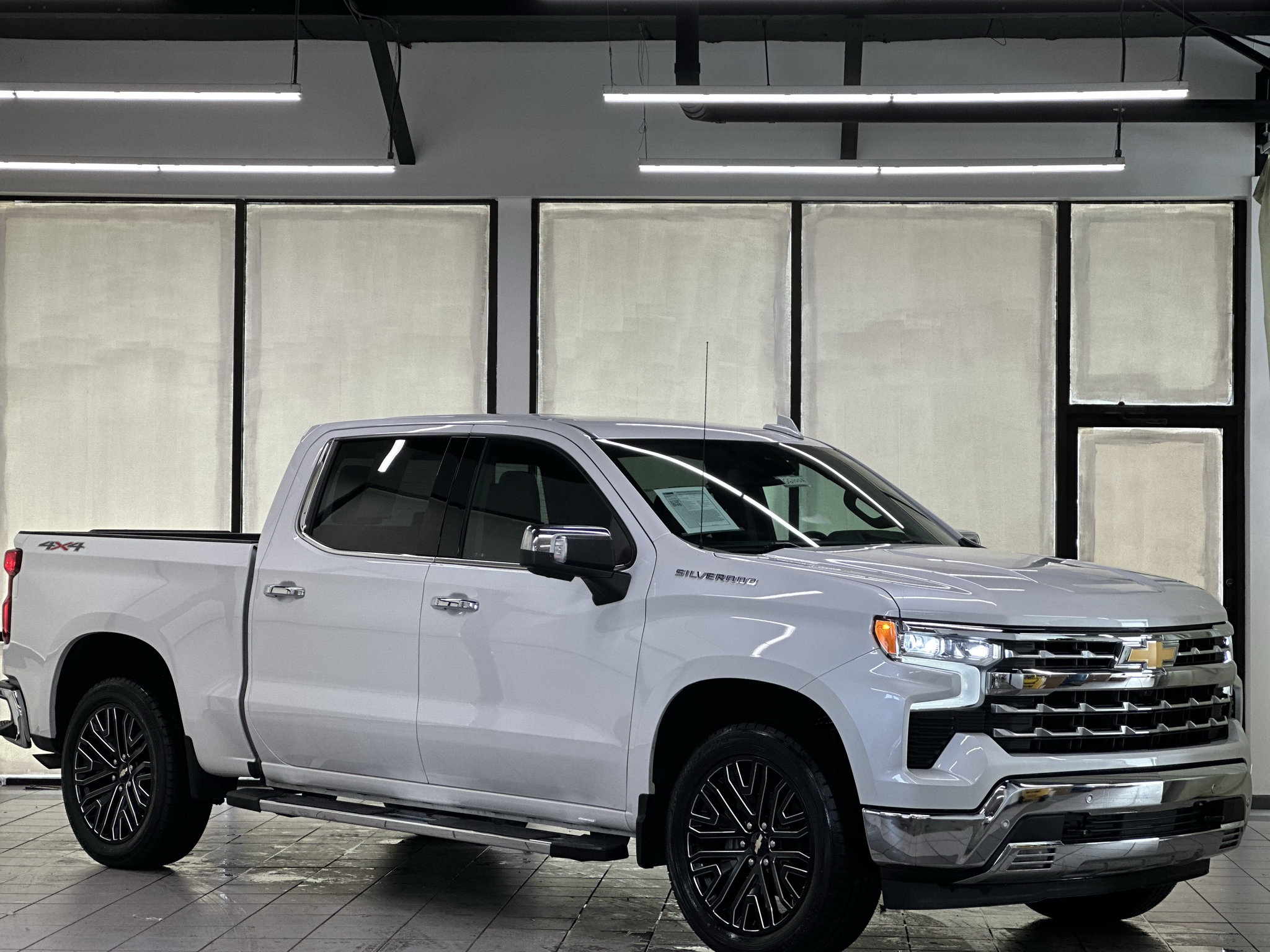 Used 2024 Chevrolet Silverado 1500 LTZ AWD/4WD image 1