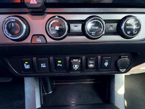 Used 2018 Toyota Tacoma TRD Sport image 17