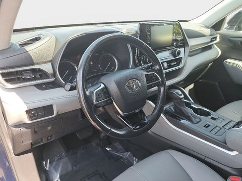 Used 2020 Toyota Highlander XLE AWD/4WD image 18