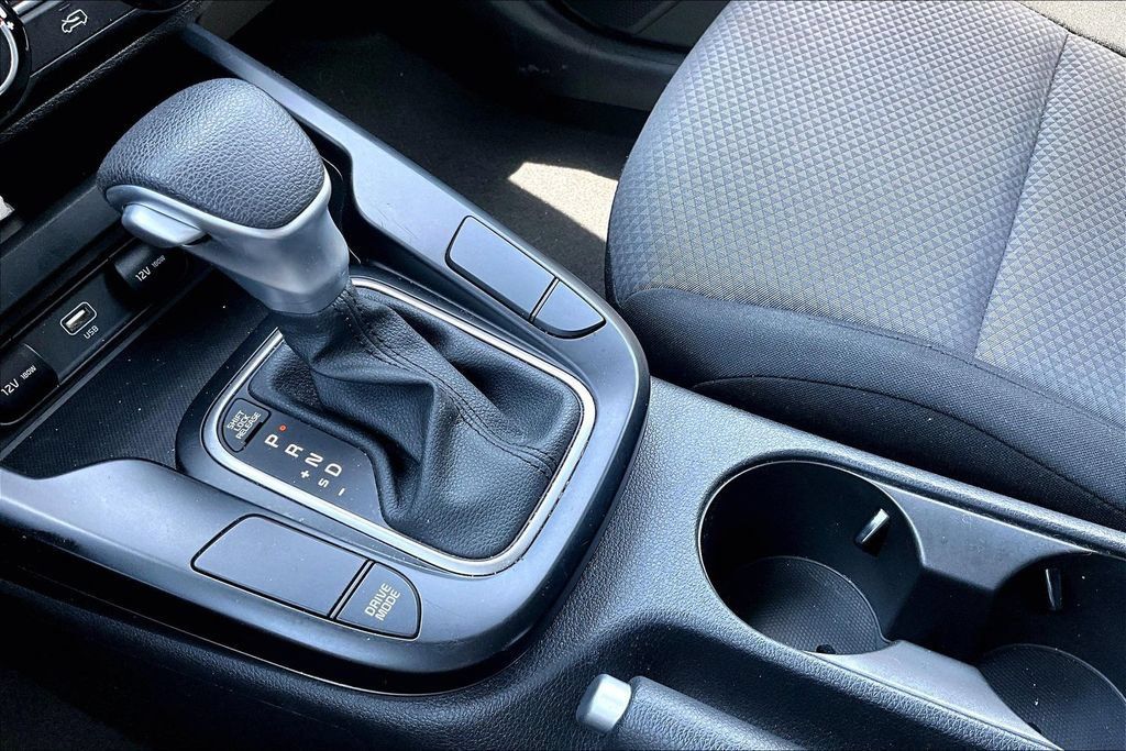Used 2025 Kia Soul LX w/ LX Technology Package FWD image 18