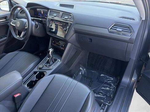 Used 2024 Volkswagen Tiguan SE image 26