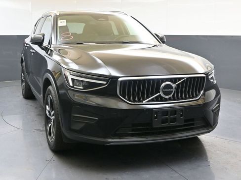 Certified 2025 Volvo XC40 B5 Core image 8