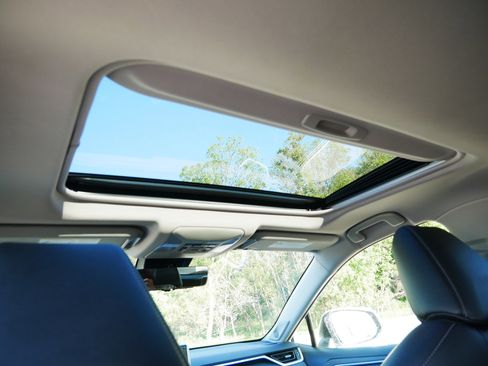 Used 2020 Toyota RAV4 XLE Premium image 18