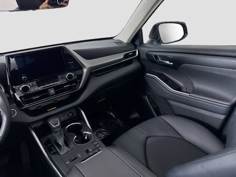 Certified 2025 Toyota Highlander XLE FWD image 25