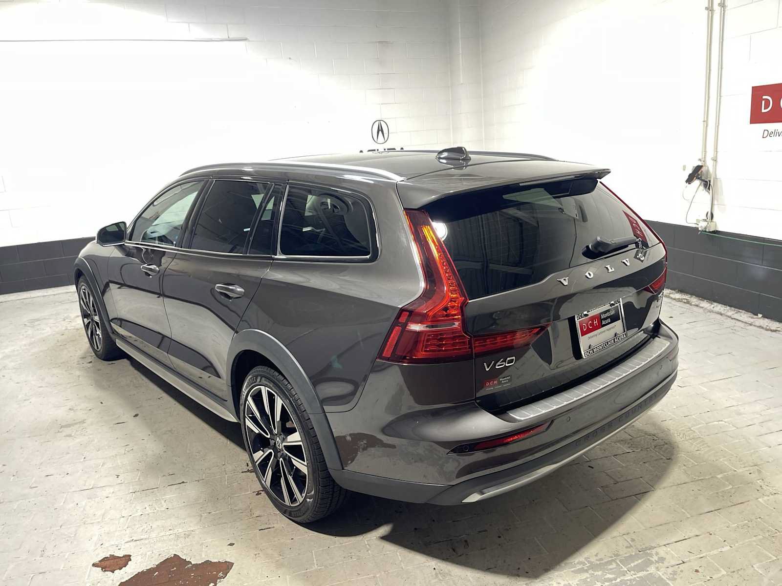 Used 2023 Volvo V60 B5 Cross Country Ultimate w/ Climate Package AWD/4WD image 4