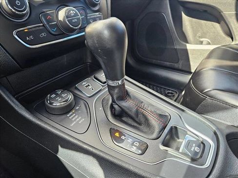 Used 2022 Jeep Cherokee Trailhawk image 11