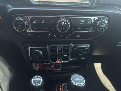 Used 2022 Jeep Gladiator Mojave w/ Cold Weather Group AWD/4WD image 35