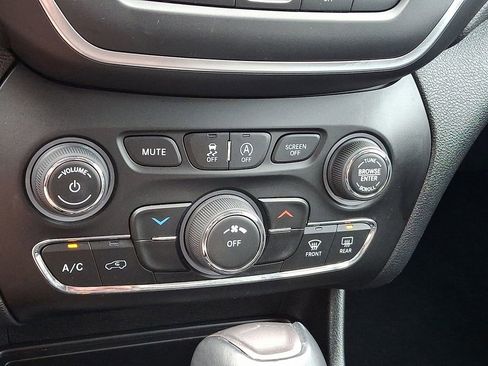 Used 2022 Jeep Cherokee Latitude AWD/4WD image 17