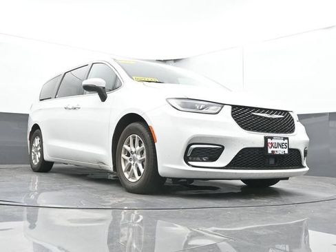 Used 2023 Chrysler Pacifica Touring-L FWD image 30