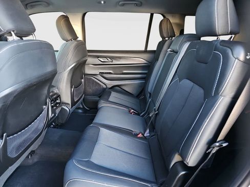 Used 2024 Jeep Grand Cherokee L Laredo image 19