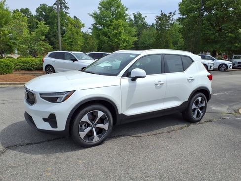 New 2025 Volvo XC40 B5 Core w/ Climate Package image 9