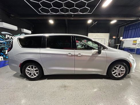 Used 2024 Chrysler Pacifica Touring-L image 2