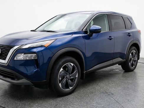 Used 2025 Nissan Rogue SV AWD/4WD image 3