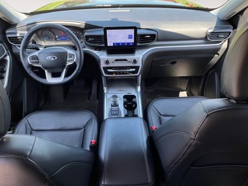 Used 2022 Ford Explorer XLT w/ Equipment Group 202A image 10