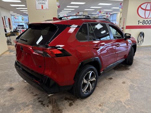 Used 2024 Toyota RAV4 SE w/ Weather & Moonroof Package image 10