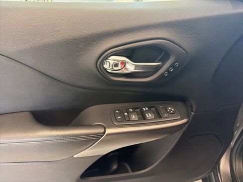 Used 2019 Jeep Cherokee Limited w/ Luxury Group AWD/4WD image 17