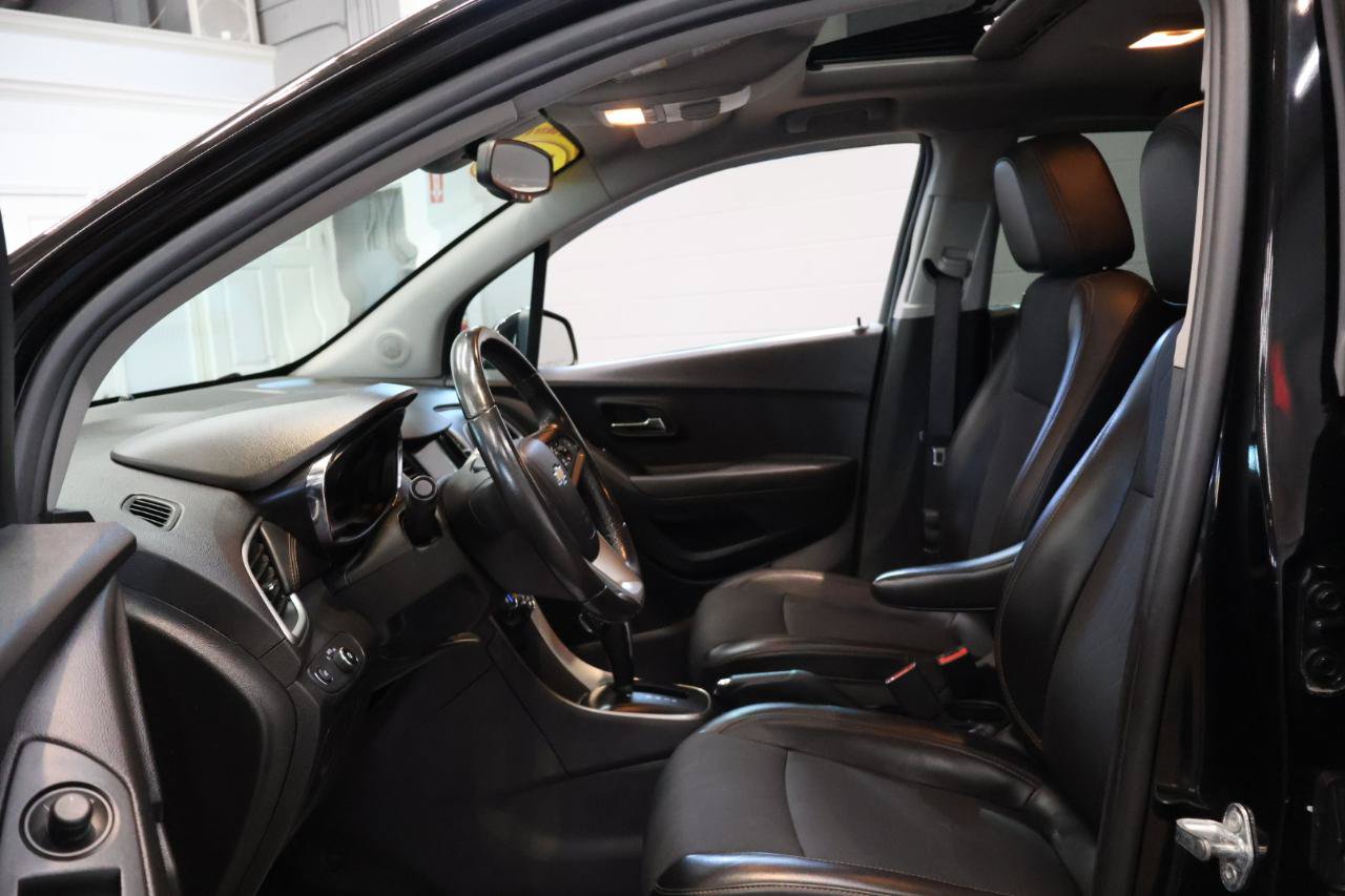 Used 2020 Chevrolet Trax LT w/ Sun & Sound Package AWD/4WD image 9