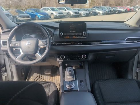 Used 2022 Mitsubishi Outlander ES image 16