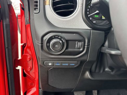 Used 2025 Jeep Wrangler Sahara image 33