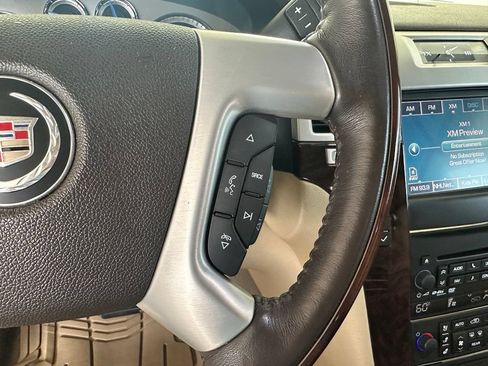 Used 2011 Cadillac Escalade Premium RWD image 18
