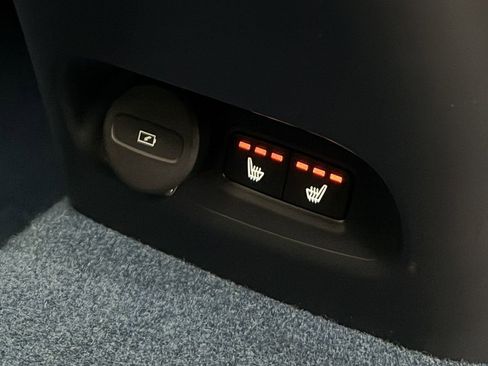 Used 2023 Volvo C40 P8 Recharge Ultimate image 32