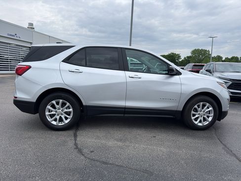 Used 2021 Chevrolet Equinox LS w/ LS Convenience Package FWD image 4