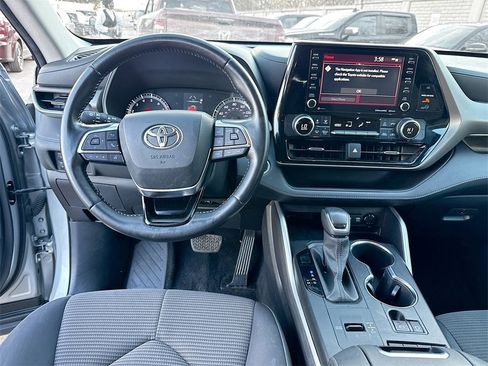 Used 2021 Toyota Highlander LE image 26